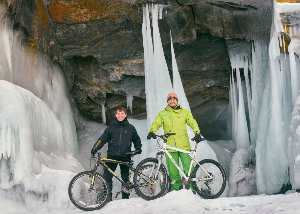 на велосипедах по льду байкала