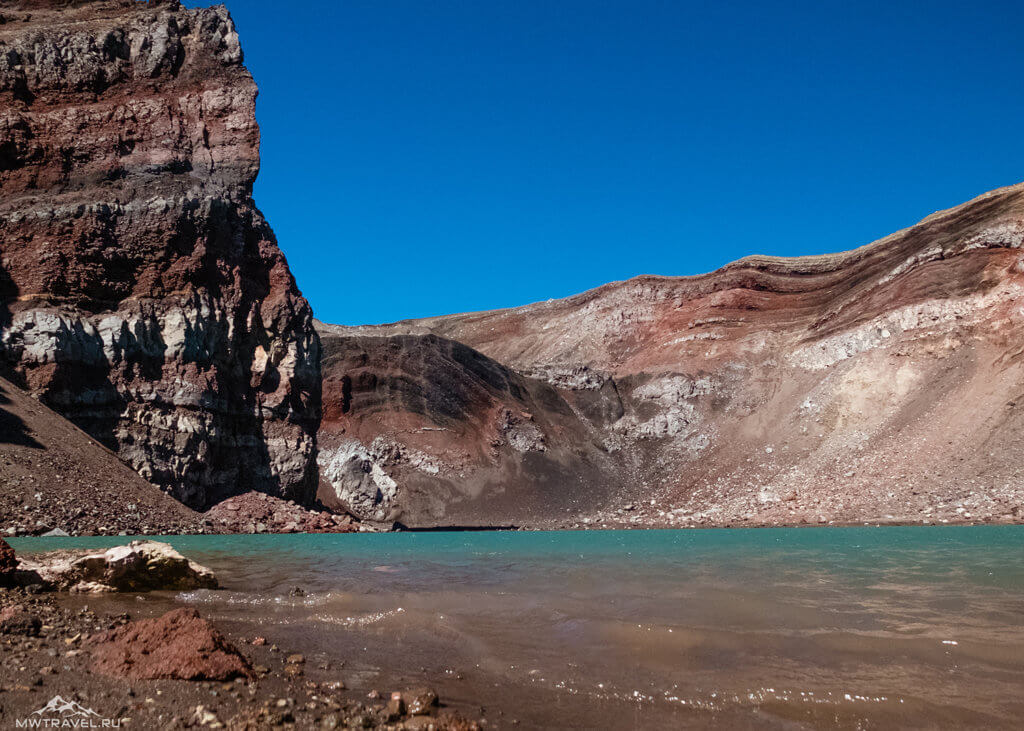 Поход по Камчатке: озеро в кратере вулкана горелый