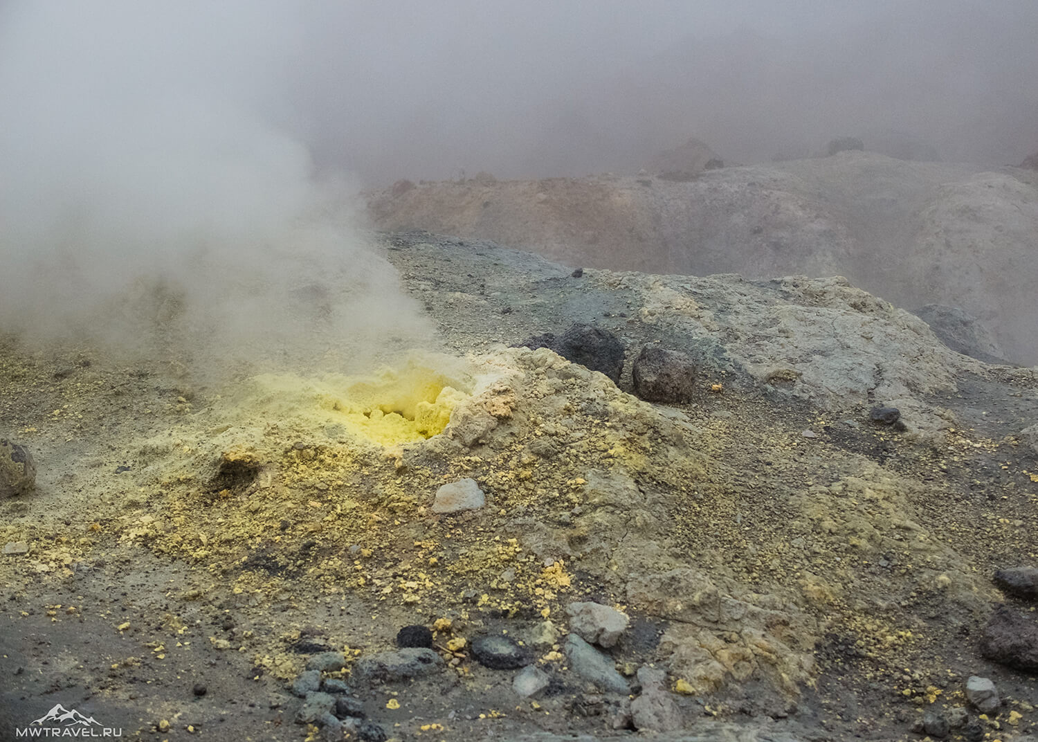 Поход по Камчатке: вулкан мутновский фумаролы