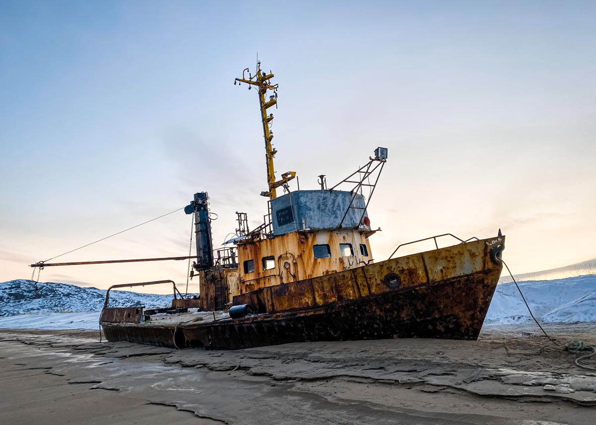Корабль, выброшенный на берег в Териберке