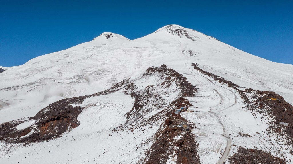 Экскурсия на эльбрус 2024. Эльбрус 2024. Эльбрус самый красивый вид. Эльбрус склоны фото. Вертикальный километр 2024 Эльбрус.